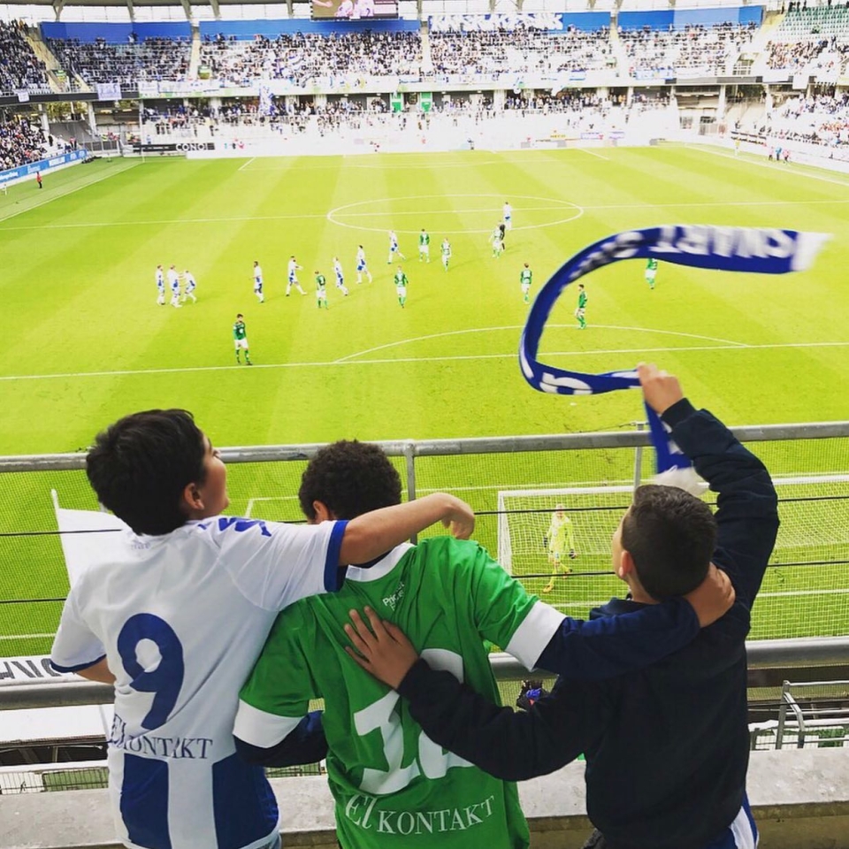 3 pojkar som står och hejar på läktaren på Gamla Ullevi